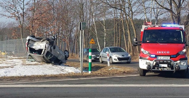 Ford mondeo jechał w kierunku Świdnicy. Na skrzyżowaniu skręcał w lewo w kierunku Wilkanowa. Wtedy w jego tył uderzyło rozpędzone iveco.