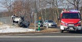 Wypadek na „trasie śmierci” koło Świdnicy. Dachował ford uderzony przez iveco. Jedna osoba ranna 