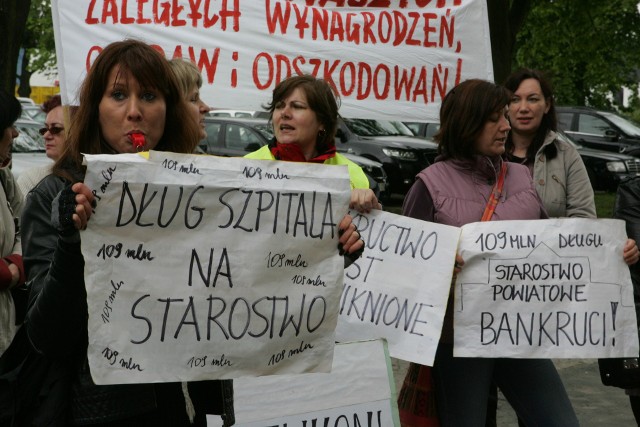Byli pracownicy SP ZOZ w Kostrzynie wielokrotnie upominali się o swoje zaległe pensje. Dochodziło do protestów przed siedzibą powiatu. Pracownicy należne im pieniądze otrzymali, jednak dług wobec ZUS-u pozostał.