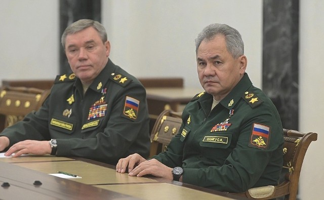 Szef Sztabu Generalnego Walery Gerasimow (L) i minister obrony Rosji Siergiej Szojgu (P) mieli ustąpić ze stanowisk