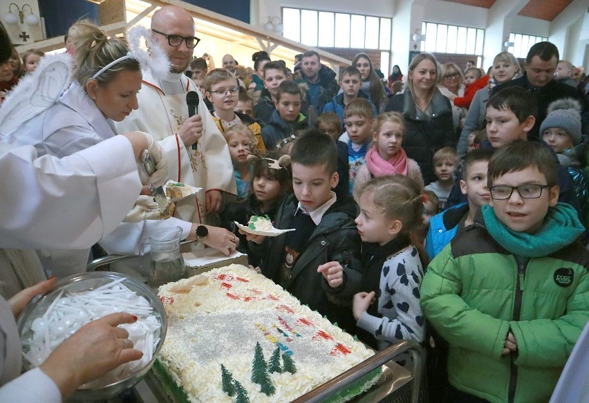 Tort dla Jezusa w parafii św. Piotra i Pawła w Łodzi. To atrakcja dla dzieci w pierwszy dzień świąt Bożego Narodzenia