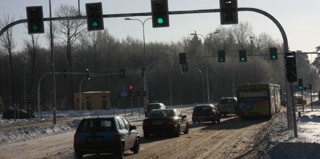 Kierowcy zastanawiają się, po co przy skrzyżowaniu ulicy Wiejskiej z Krętą i Świerkową ustawiono aż dwie pary świateł. Drogowcy tłumaczą, że takie rozwiązanie usprawni ruch autobusów komunikacji miejskiej.