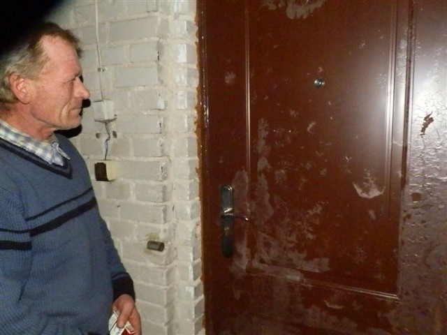 Zdzisław Jakóbiak zgłosił uszkodzenie drzwi przez sąsiada na policję w Przasnyszu