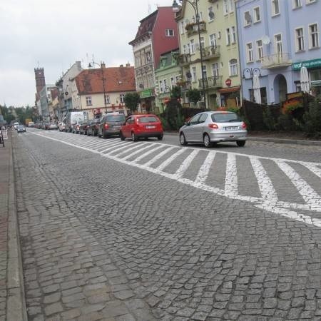 Znaki na jezdni zabraniające skrętu w lewo mają zapewnić bezpieczeństwo ludziom na przejściu dla pieszych