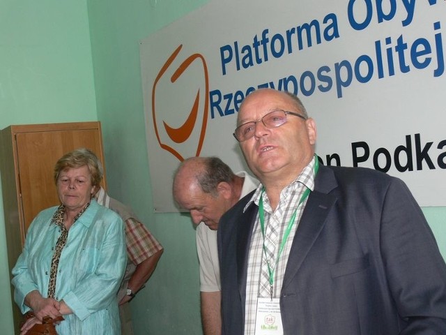 Jan Lis, prezes ROD "Siarkopol&#8221; w Tarnobrzegu (z prawej) przyznał, że na ogrodach jest miejsce dla każdego ugrupowania politycznego.