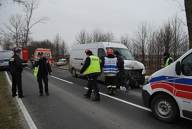 Wypadek na trasie Oleszyce - LubaczówPolicjanci pracują na miejscu wypadku drogowego, który miał miejsce na trasie Oleszyce-Lubaczów. W zdarzeniu fiata 126p i samochodu dostawczego ranne zostały dwie osoby, które trafiły do szpitala. Droga jest całkowicie zablokowana. Policjanci wyznaczyli objazdy.