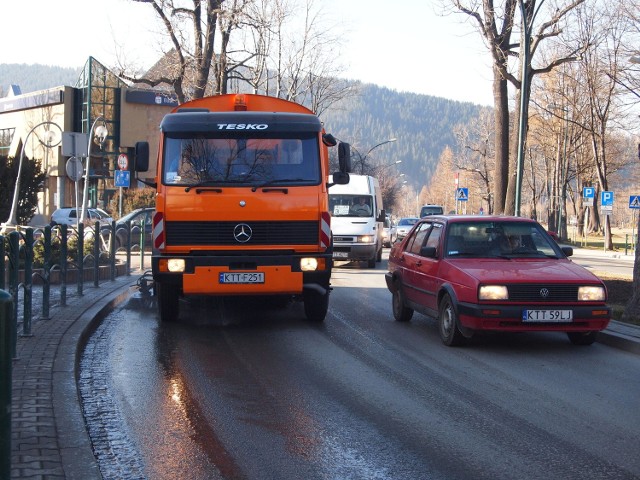 W Zakopanem akcja "zima" zamieniła się w wielkie wiosenne sprzątanie ulic miasta