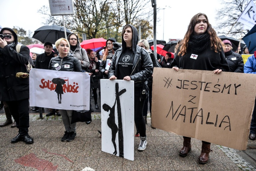 Setki kobiet protestuje przed siedzibą Solidarności w...