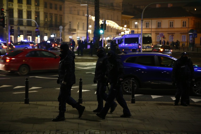 Sylwester 2020. Warszawa: Protest Obywateli RP na rondzie de Gaulle'a. "Sprawdzali" godzinę policyjną [ZDJĘCIA]