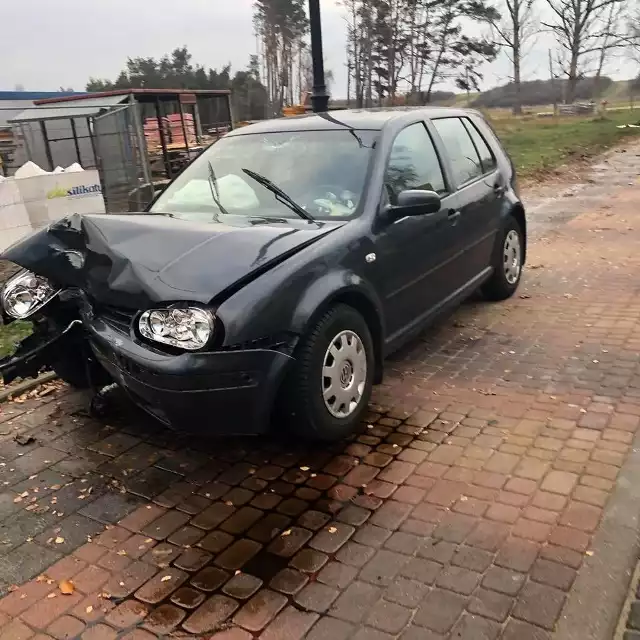 Do bardzo tajemniczej kolizji doszło w poniedziałek 12 listopada w Darłowie. Internauta udostępnił zdjęcia, na których widać mocno zniszczony samochód osobowy oraz lampę przy ul. Słowiańskiej. Policja jednak nic nie wie o zdarzeniu. - Byłem akurat z psem na spacerze i zauważyłem zniszczoną lampę. Zadzwoniłem na policję. Powiedziano mi, że tam była kolizja i zarządca drogi powinien po sobie posprzątać. Na drodze był rozlany olej, były też szczątki karoserii samochodu - mówi nam Internauta, który dziwi się, że nikt nie zabezpieczył miejsca zdarzenia. Jak twierdzi, na miejscu nikogo nie było. Oprócz rozlanego oleju zauważył też kable i powalony znak drogowy.  - Wyglądało to fatalnie i bardzo dziwnie - dodaje nasz rozmówca. - Nie mamy żadnej informacji o tym zdarzeniu - informuje nas mł. asp. Kinga Warczak, rzecznik prasowy Komendy Powiatowej Policji w Sławnie. Z kolei w referacie gospodarki komunalnej i inwestycji Urzędu Miasta w Darłowie potwierdzono, że doszło do zniszczenia lampy przy ul. Słowiańskiej. Zobacz także Tragiczny wypadek w Krupach koło Darłowa