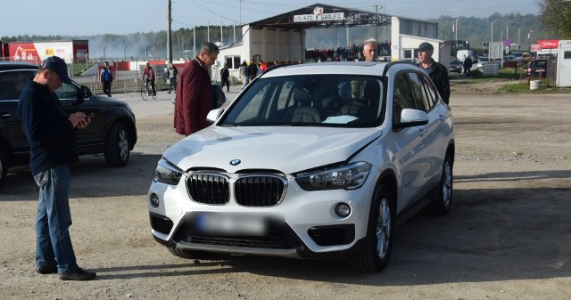 W Słomczynie koło Grójca zawsze w niedzielę odbywa się giełda. Ładna pogoda sprawiła, że w niedzielę 4 października były ogromne tłumy. Giełda w Słomczynie uznawana jest za jedną z największych w Polsce, a nawet w Europie. Samochodów, które ostatnio są tylko dodatkiem do handlu, było kilkanaście do sprzedaży. >