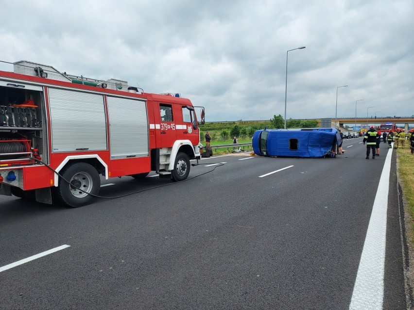 Poważny wypadek na autostradzie A4 pod Tarnowem. Kilka rannych osób po zderzeniu busa i osobówki. Śmigłowiec LPR w akcji [ZDJĘCIA]