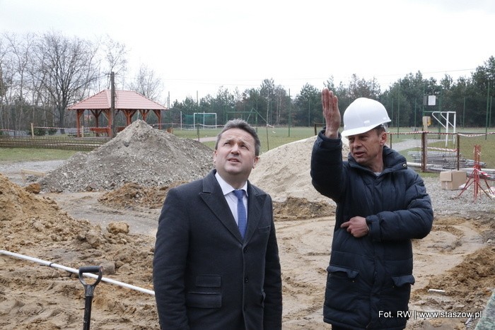Trwa rozbudowa szkoły w Mostkach. Wartość całego projektu to prawie 1,5 miliona złotych [ZDJĘCIA]