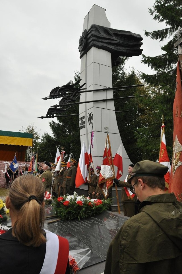 Główne uroczystości upamiętniające bitwę odbyły się przy monumencie tuż za wsią