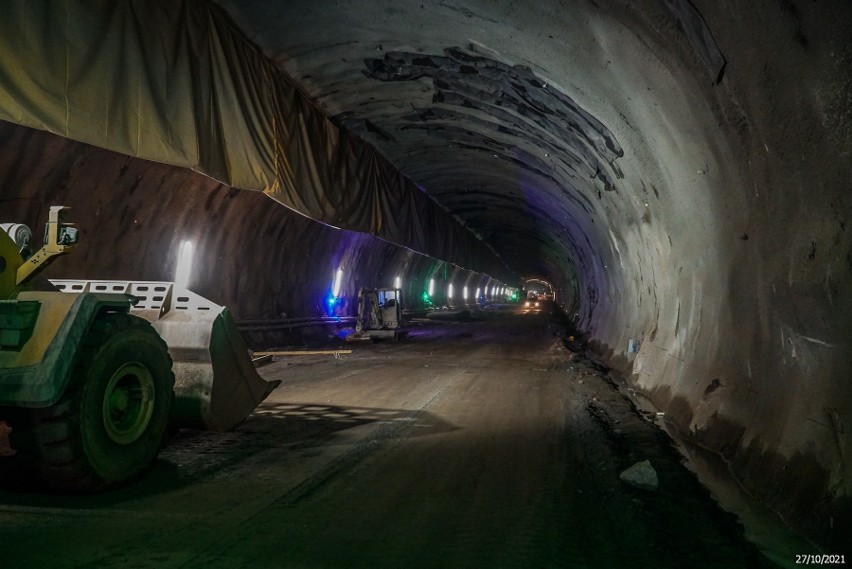 Kilometr wielkiego tunelu na dolnośląskiej drodze ekspresowej S3 już gotowy [NOWE ZDJĘCIA]