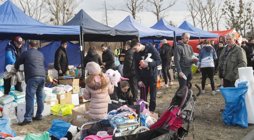 W Przemyślu, na parkingu obok hipermarketu, powstaje miasteczko namiotowe z pomocą dla uchodźców z Ukrainy [ZDJĘCIA]