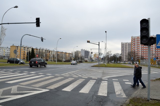 Skrzyżowanie Alej Jana Pawła II z ulicą Komisji Edukacji Narodowej, gdzie modernizowana jest sygnalizacja świetlna