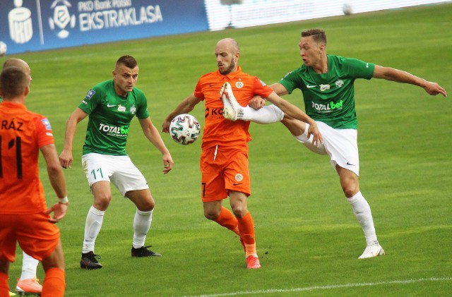 Warta Poznań weszła bardzo ambitnie w PKO Ekstraklasie, ale na razie oba mecze przegrała po 0:1 i przegrała w Lubinie podobnie, jak przed tygodniem Lech Poznań. Katem poznańskich drużyn okazał się Damjan Bohar, który w meczu z Kolejorzem zanotował dwie asysty, a teraz zdobył kluczowego gola. Warta co prawda przez cały mecz nie oddała celnego strzału, ale punktów było bliżej niż w meczu z Lechią. Sprawdźmy, jak oceniliśmy piłkarzy Piotra Tworka za mecz z Zagłębiem Lubin.Zobacz oceny piłkarzy ----->