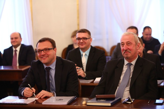 rezydent Radosław Witkowski (z lewej) i wiceprezydent Karol Semik będą realizować budżet opracowany przez poprzedników.
