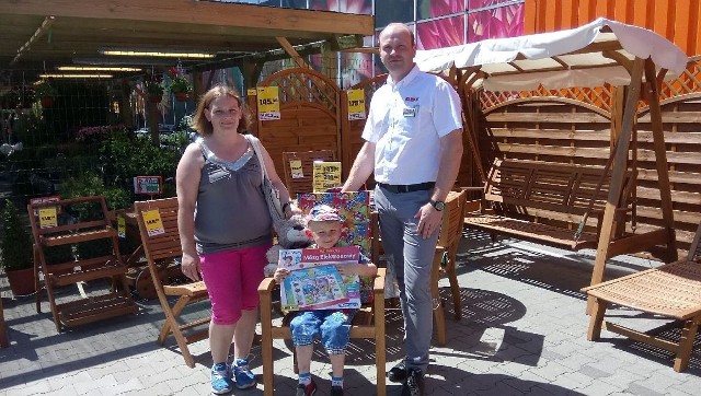 Kacper chciał, by jego rodzina miała meble do ogrodu. Na zdjęciu z mamą i pracownikiem sklepu OBI w Kielcach. 