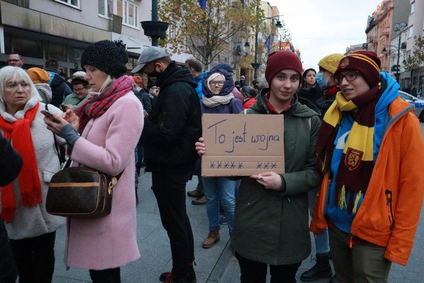 Marsz Dla Izy w Łodzi. Protest przed PiS na Piotrkowskiej! "Ani jednej więcej, jej serce też biło!"