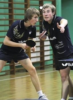 Mikołaj Kierski (z lewej) i Jakub Czyszczoń po dramatycznym meczu wygrali swój pojedynek deblowy, a Gorce awansowały do kolejnej rundy Fot. Maciej Zubek