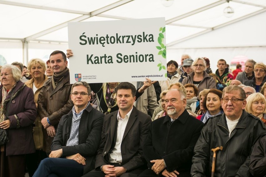 Wspaniała zabawa seniorów w Chrustach i... tańce z marszałkiem (ZDJĘCIA)