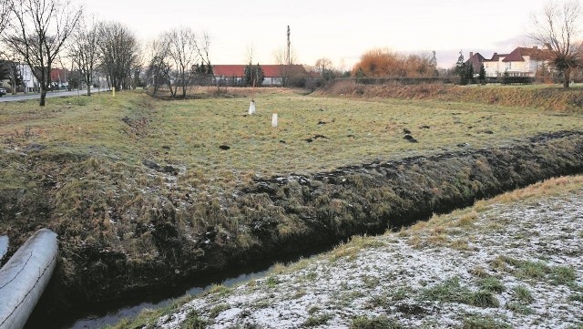 Działka przy ulicy Polnej, na której ma stanąć nowa siedziba szczecineckiej prokuratury znajduje się między osiedlem socjalnym, kościołem Miłosierdzia Bożego a marketem Biedronka