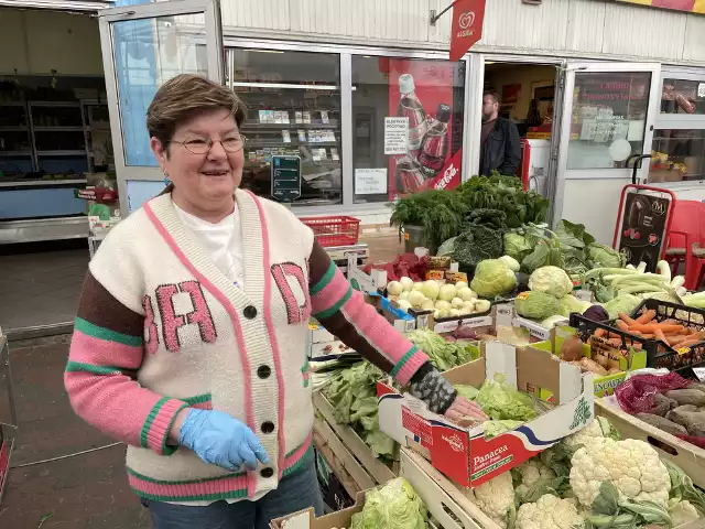 - Na razie nie ma co liczyć, aby cena truskawek znacząco się obniżyła — mówi pani Anna z ryneczku na Pogodnie