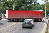 Ciężarówka zerwała trakcję i zablokowała ul. Reymonta. Północ Wrocławia stanęła [ZDJĘCIA]