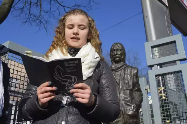 Kilka lat temu Światowy Dzień Poezji licealiści obchodzili przy pomniku Kazimierza Furmana.