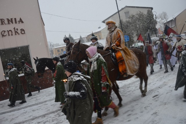 Mimo śnieżycy kilkaset osób uczestniczyło w Orszaku Trzech Króli w Bytowie. To było wielkie święto w mieście.