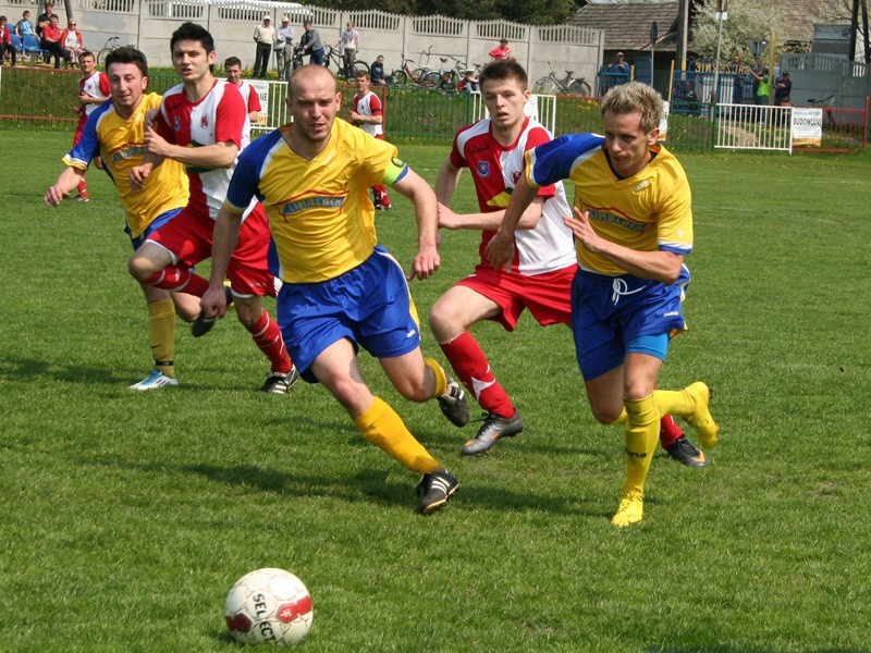 Zaczernie (niebiesko-zólte stroje) pokonalo na swoim boisku...