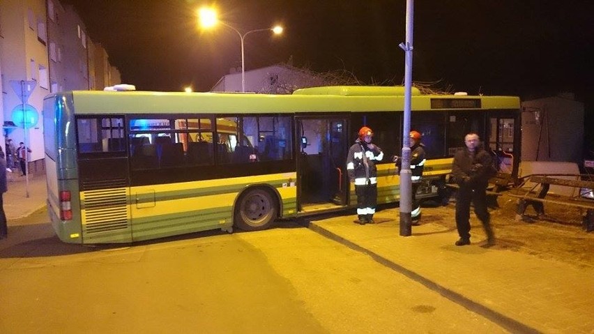 Wypadek w Policach. Autobus uderzył w barierkę