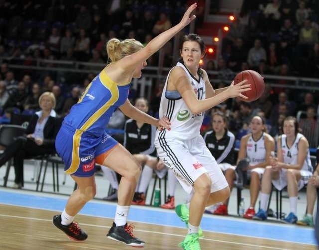 W poprzednim meczu ligowym z Basketem Gdynia okazję do gry miały młode zawodniczki, w tym m.in. Roksana Płonka (na zdjęciu z piłką). W sobotę, w potyczce z Widzewem, powinno być podobnie