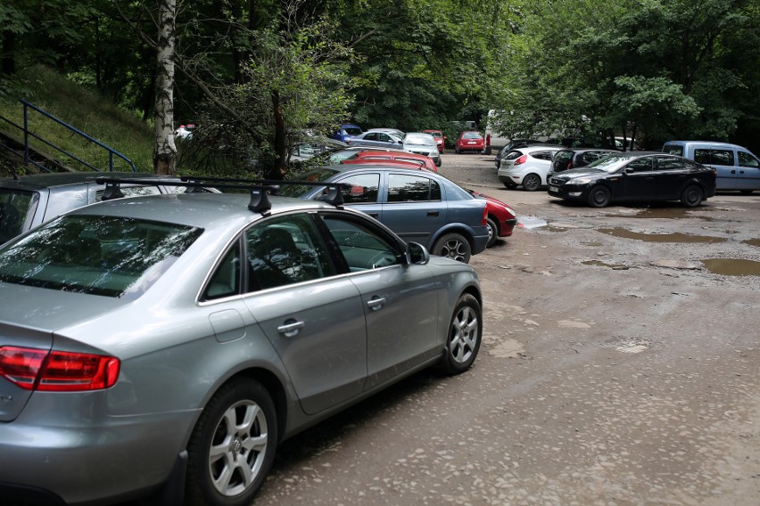 Dziki parking w sąsiedztwie wiaduktu przy ul. Prądnickiej