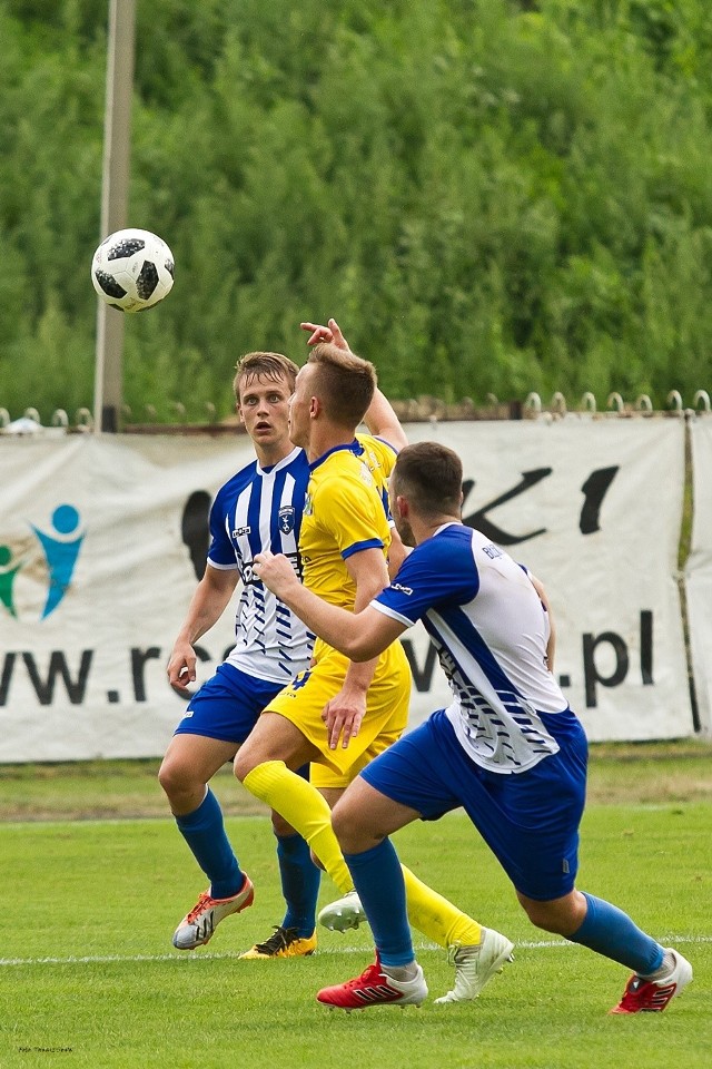 Ekoball Stal Sanok pokonał na inaugurację piłkarskiej 4 ligi podkarpackiej Błękitnych Ropczyce 2:0. Bramki dla gospodarzy strzelali Piotr Lorenc (2. minuta) i Sebastian Sobolak (65).