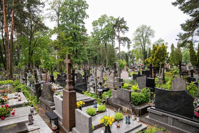 Zgodnie z prawem miejsce pochówku jest własnością cmentarza, jednak stawiany grób kamienny należy do rodziny zmarłego.