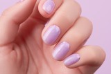 Modne paznokcie na koniec lata! Skuś się na błyszczące lavender nails. Ten kolor pięknie podkreśli powakacyjną opaleniznę