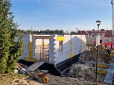 Trwa budowa hali sportowej przy szkole w Jeziorach, w gminie Pniewy. Praca wre, a obiekt rośnie w oczach