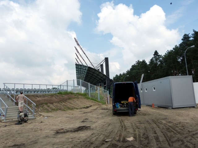 Na stalowowolskim stadionie piłkarskim pojawił się kontener sanitarny, który okazał się jednak źródłem kolejnego problemu.