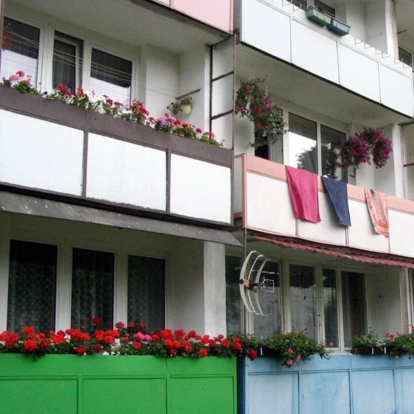 Płyty z azbestem na balkonach przy ulicy Wyścigowej 24 w Radomiu.