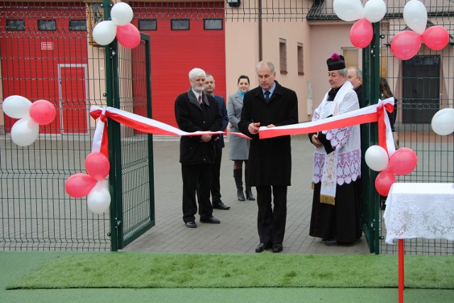 Wstęgę na otwarcie boiska przecina burmistrz Gminy i Miasta Ulanów Stanisław Garbacz.