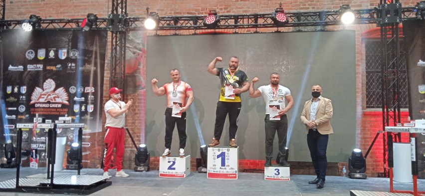 Dariusz Popiołek mistrzem Polski w armwrestlingu. Na co dzień pracuje w makowskiej policji