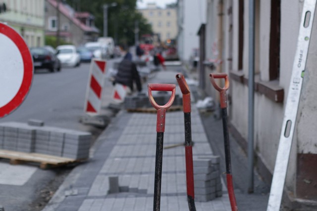 W galerii znajdziesz ulice i chodniki w Nowej Soli oraz kwoty pieniędzy zapisane w budżecie miasta, które mają być przeznaczone na ich remont, przebudowę lub budowę. To łącznie ponad 21 milionów złotych. Kliknij w przycisk "zobacz galerię" i przesuwaj zdjęcia w prawo - naciśnij strzałkę lub przycisk NASTĘPNE >>>