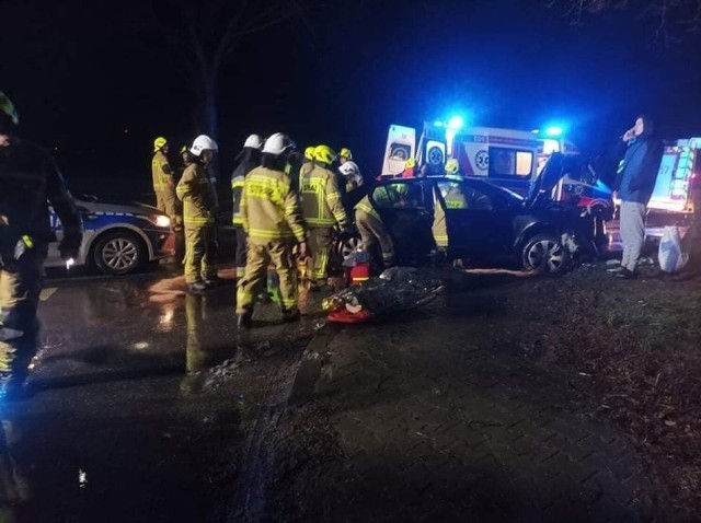 24 grudnia na drodze krajowej 45 w Opojowicach, gm. Czarnożyły, doszło do groźnego wypadku z udziałem samochodu osobowego