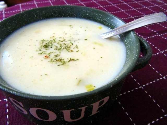 Kremową zupę z pora możemy podać z groszkiem ptysiowym.