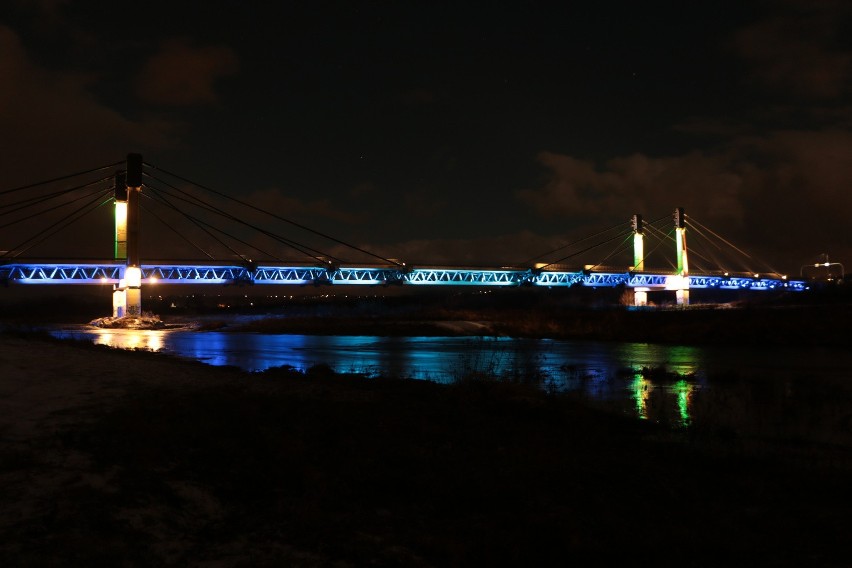 120 reflektorów rozświetliło most św. Kingi