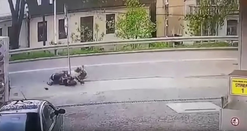 Wypadek motocyklisty. 28-latek stracił nogę. Szokujące zachowanie świadka! [wideo]