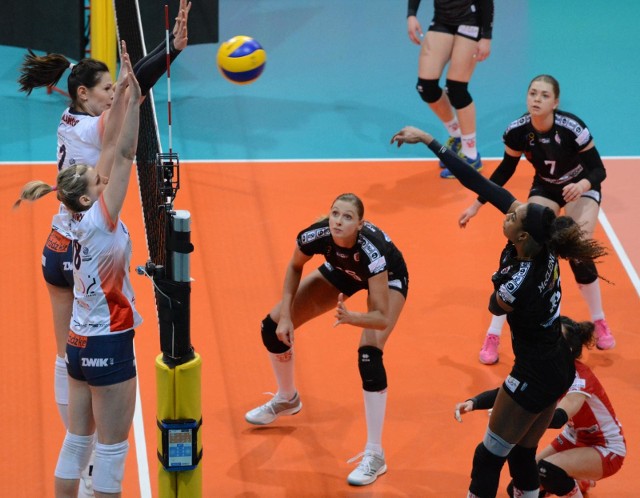 Gabriela Polańska (w bloku na drugim planie) oraz Zuzanna Efimienko-Młotkowska (pod siatką) w ostatnim sezonie rywalizowały przeciwko sobie m.in. w finale LSK. Tym razem zagrają w jednej drużynie